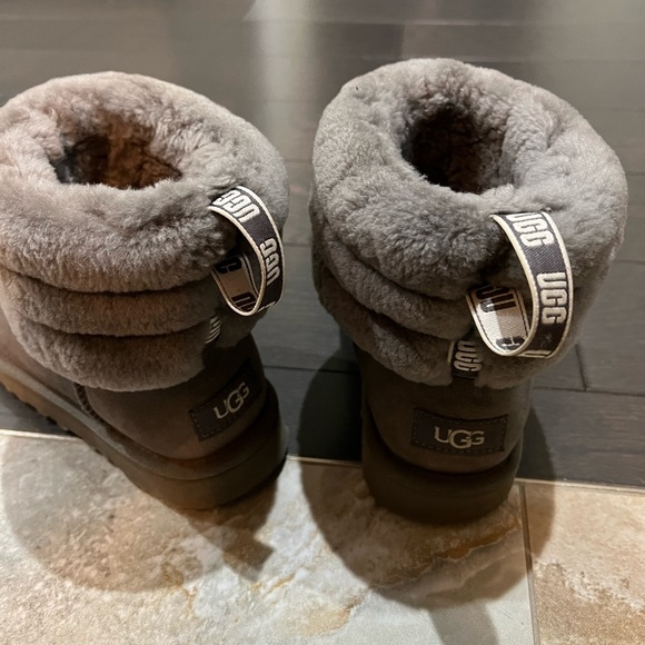 Women’s UGGs - Picture 2 of 3